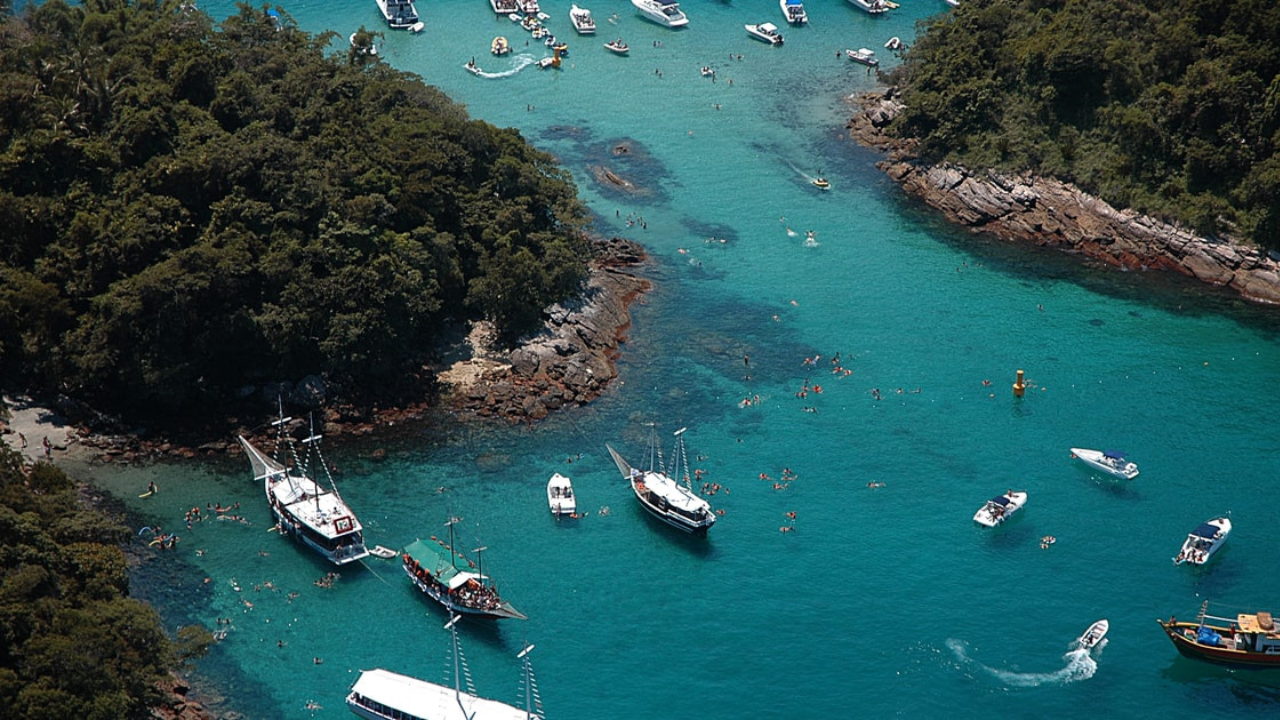 Passeio em Angra dos Reis de Barco: encontre os melhores roteiros e dicas para sua viagem. Reserve agora e tenha uma experiência incrível.