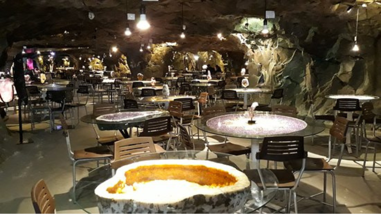 Descubra o charme único do Restaurante subterrâneo Ametista do Sul RS. Venha experimentar uma refeição inesquecível em um ambiente exclusivo.